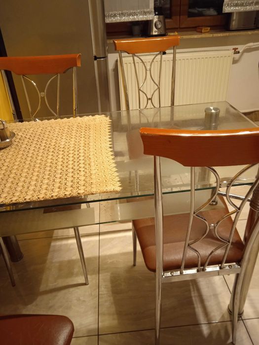 4 krzesła + stolik za darmo