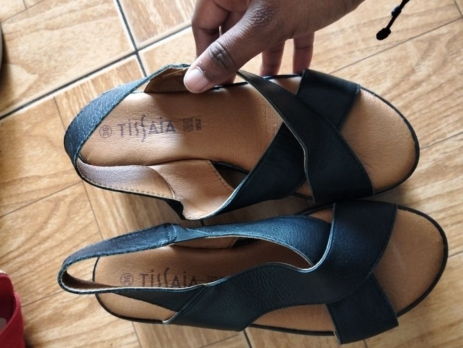 Sapatos pretos elegantes