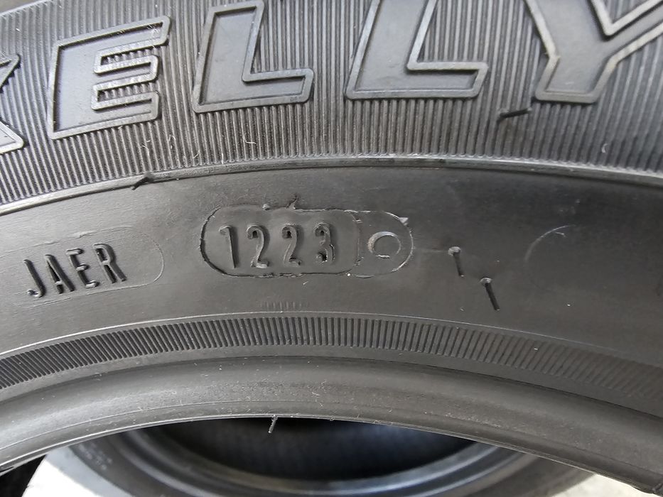 Dois  pneus novos 145/70 r13 71T Kelly