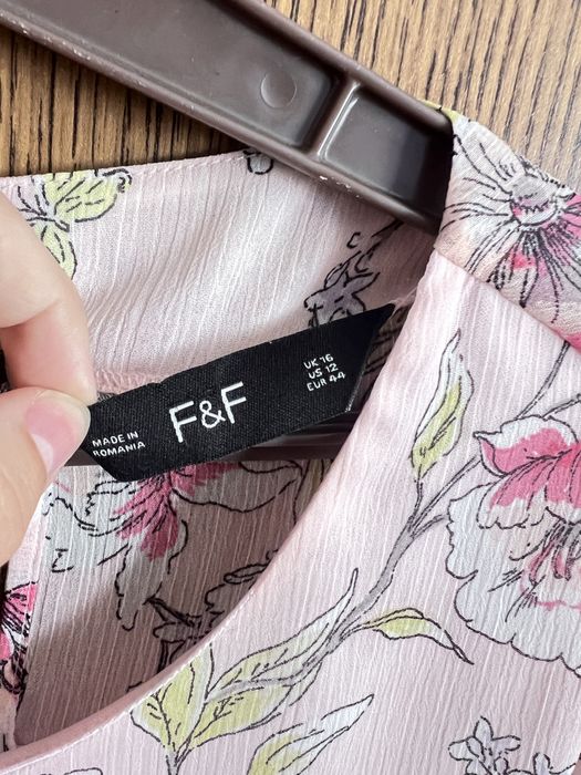 Piękna bluzka w kwiatowy wzór