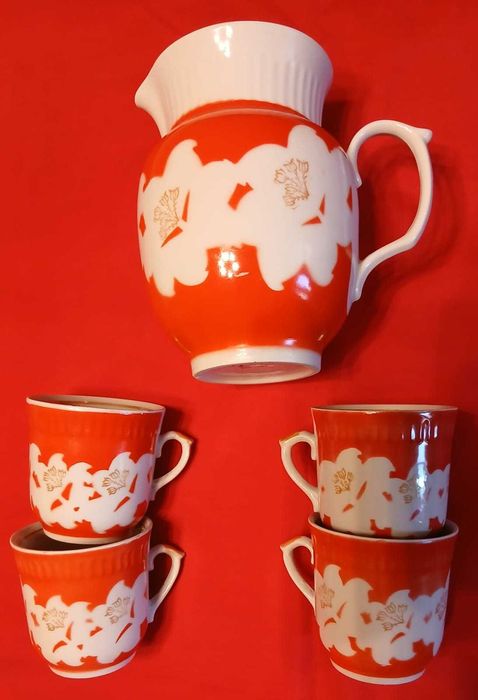 Посуд часів СРСР:  тарілки Буди,  чашки Городниця, соусники Барановка