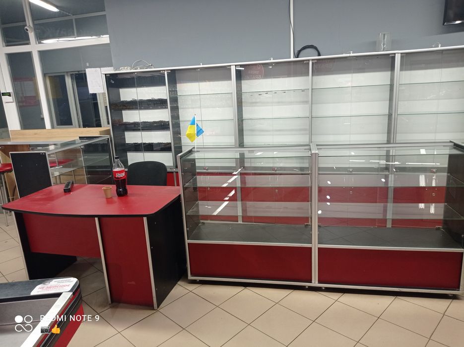Шафи, стіл, вітрини