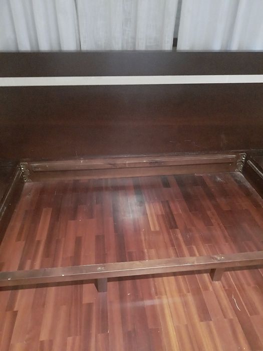 Cama em madeira maciça, sem estrado e colchão