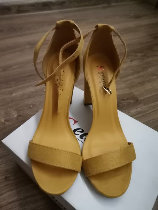 Nowe zamszowe sandały w kolorze musztardowym.Rozmiar 38.