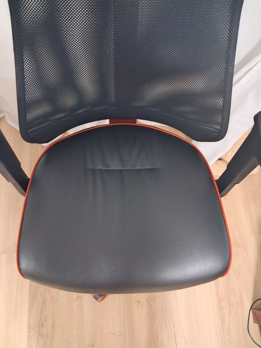 Cadeira de Escritório IKEA – Preta e Vermelha