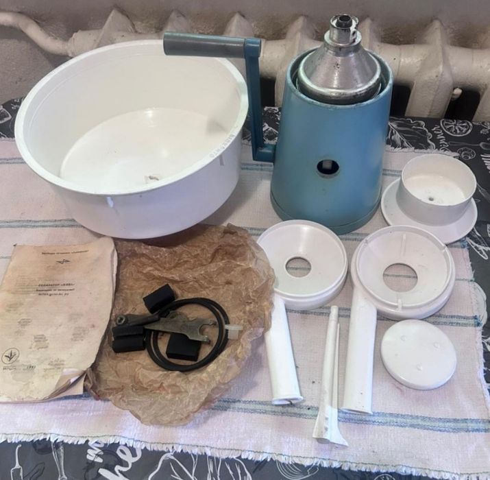 Ручний молочний сепаратор