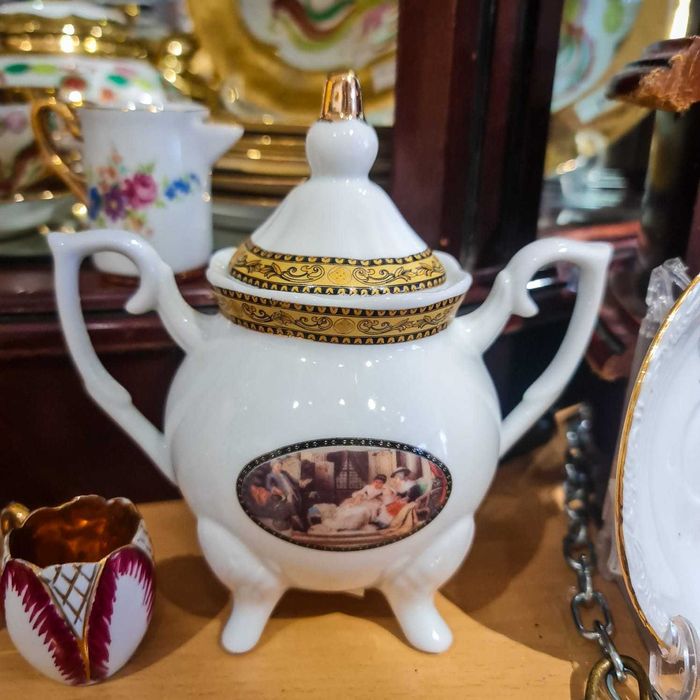 Açucareiro Porcelana c/ Dourado e Cena Romântica – 15 cm
