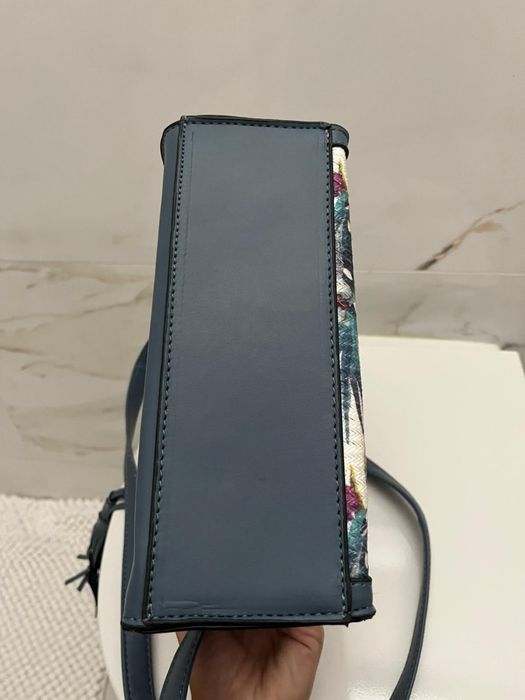 Mala azul com padrão floral como nova , da para usar na mão ou a tira-colo