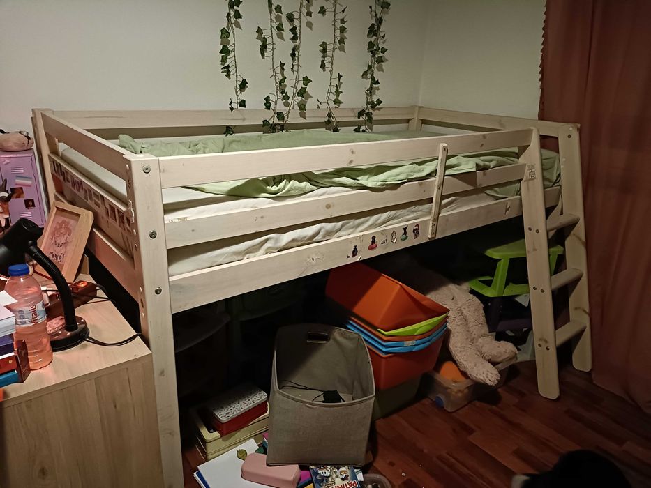 Cama de criança com arrumação por baixo