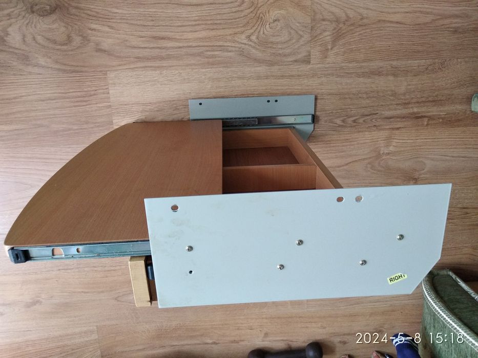 Висувна полиця для клавіатури та мишки комп'ютера.