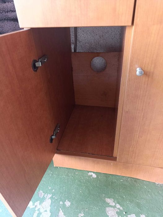 armário de casa de banho com lavatório e torneira misturadora