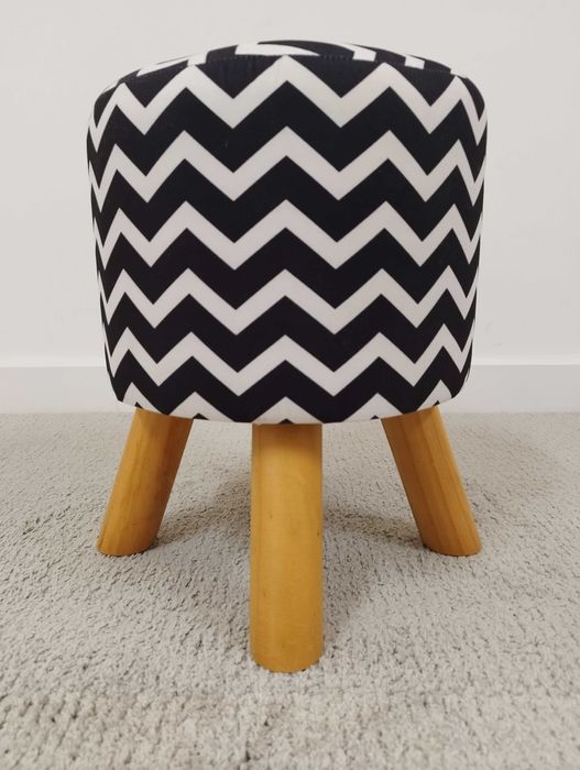 Banco de apoio. Revestimento em tecido branco e preto