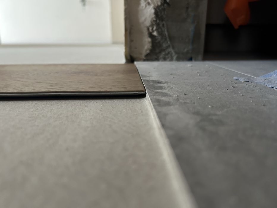 Заливка підлоги  ( нівілір), поклейка вінілу, вкладання ламінату