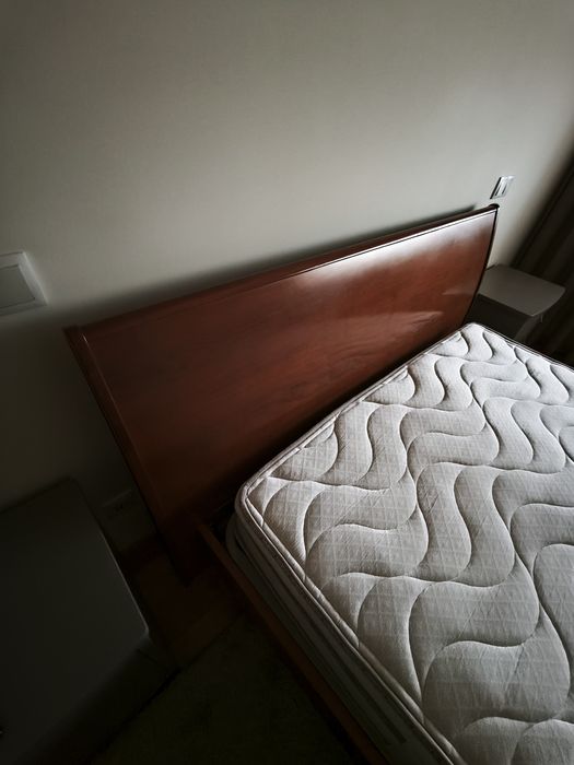 Cama c/ cabeceira de madeira nogueira sem colchão