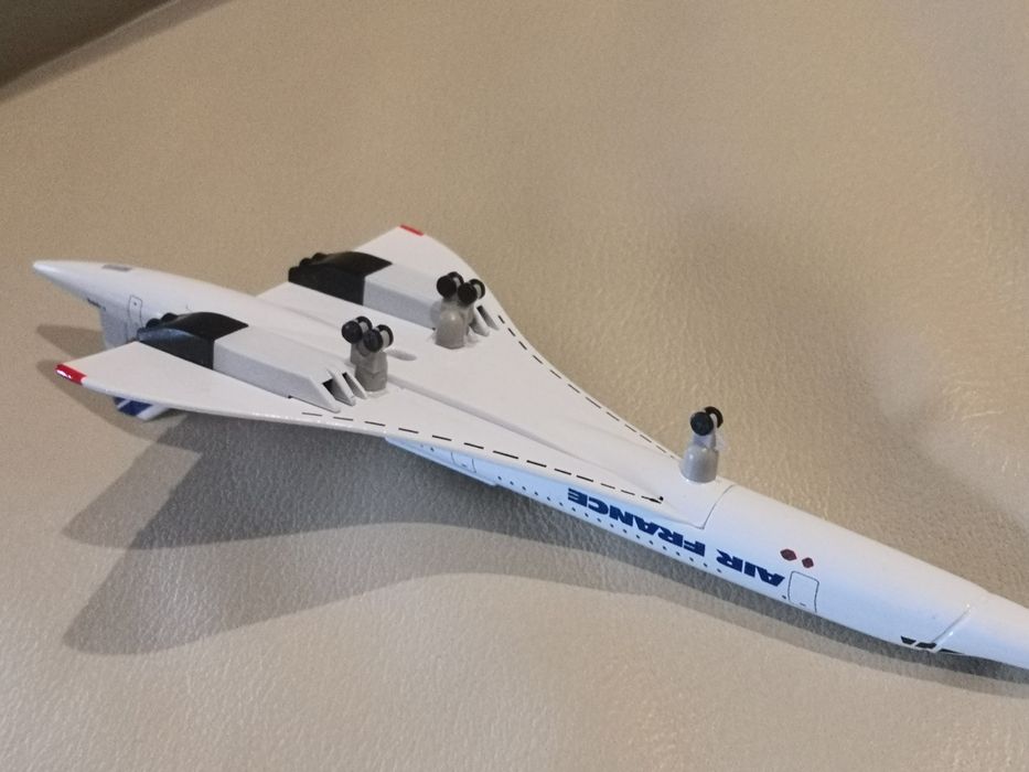 Samolot model samolotu metalowy jak Concorde ok 20cm, posiada kółka.