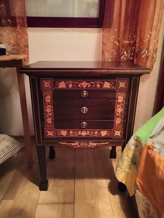 Móvel cómoda praticamente nova sem riscos ou estragos