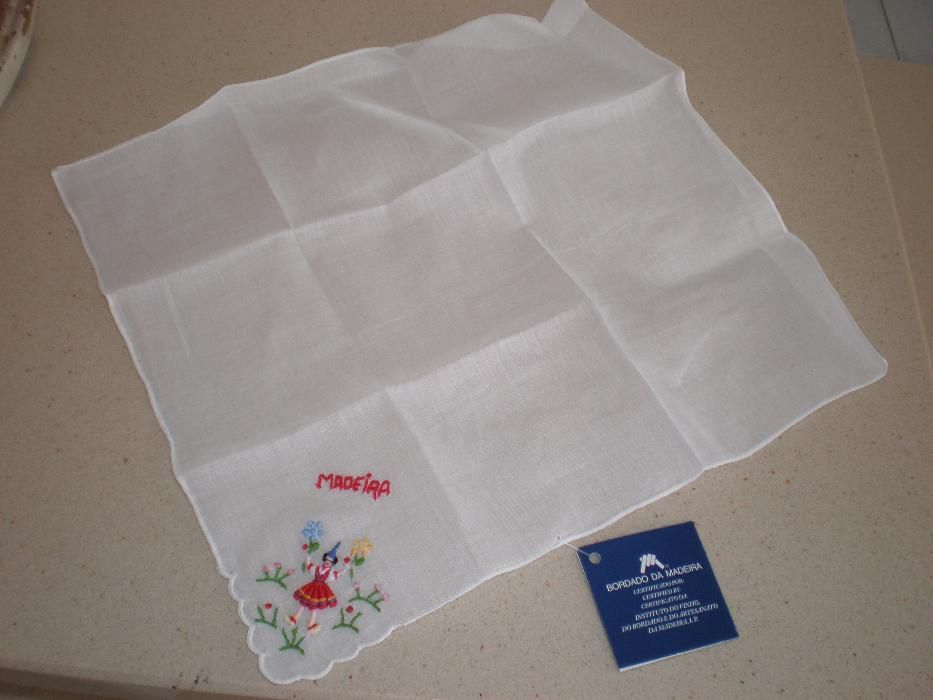 Lenço bordado Madeira