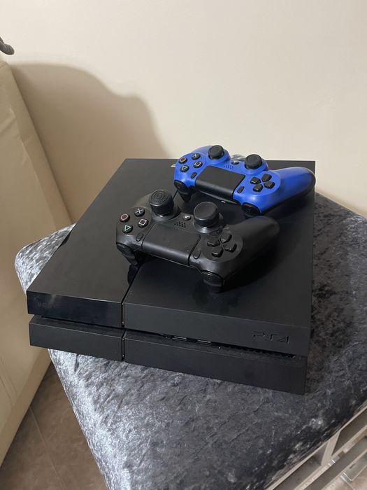 Ps4 em bom estado, com 2 comandos.