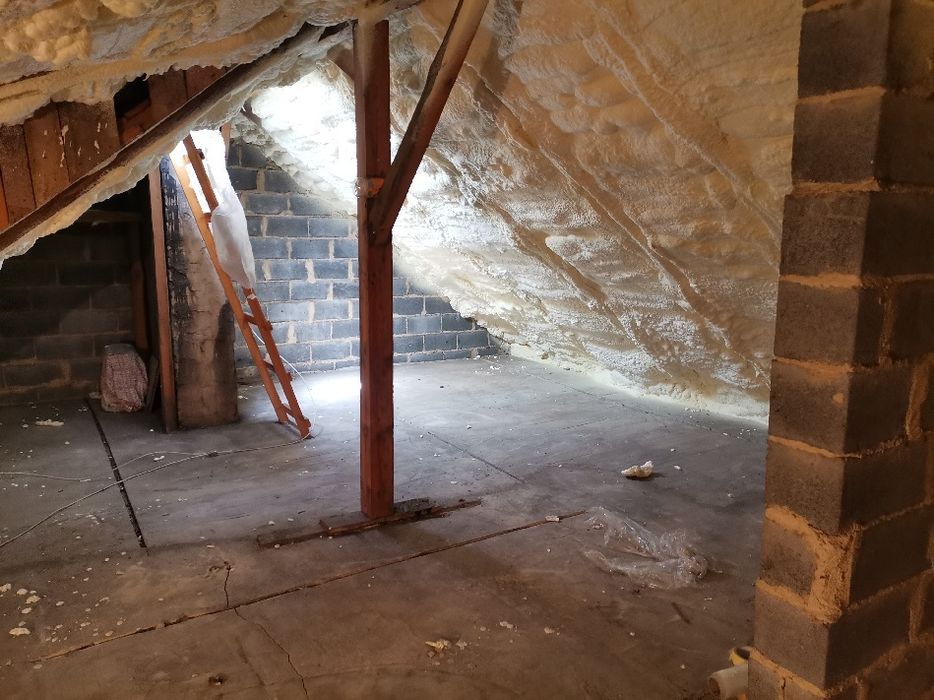 Ocieplenie piana PUR dachów stropów poddasza izolacja poliuretanowa