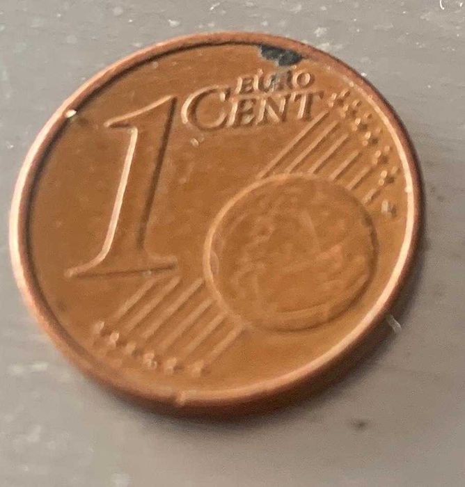 Moeda de 1 cêntimo achado rar0 de 2002, com erros de cunhagem.