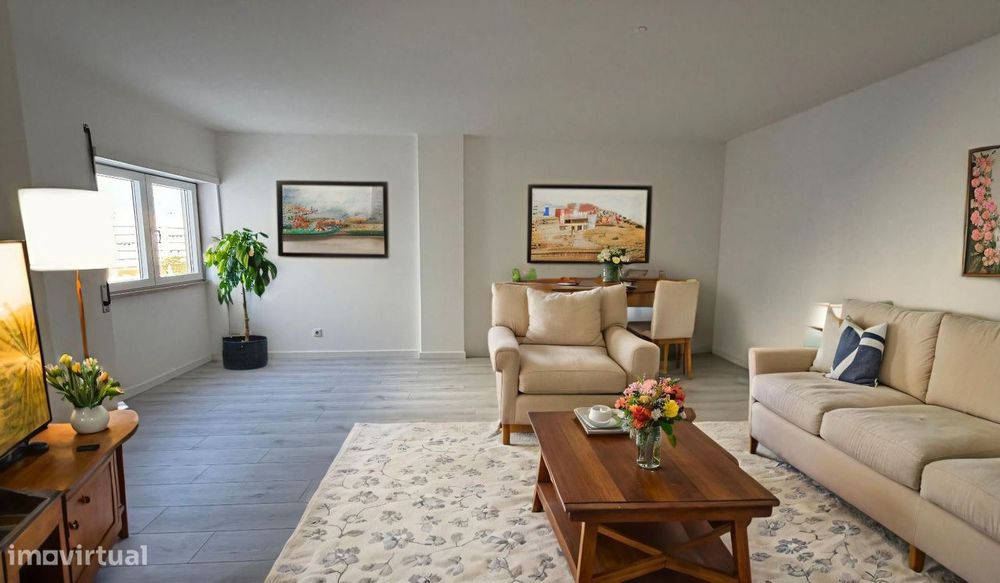 Apartamento T0 com parqueamento e vistas de mar