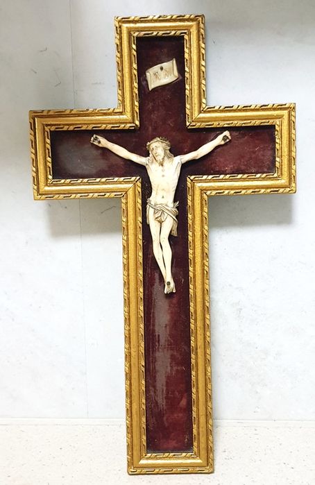 Preciosa antiga escultura de Cristo crucificado do Sec. XVIII emoldura