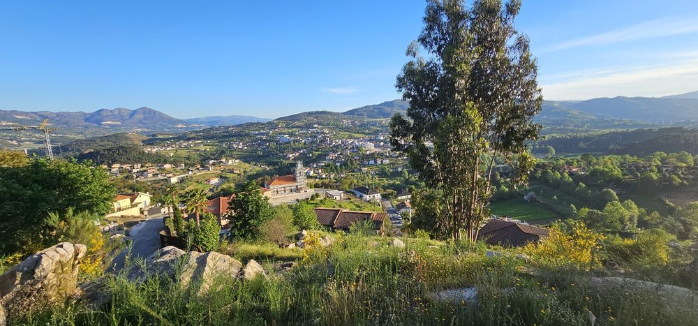 Vendo terreno com uma excelente exposição solar e vistas magnificas