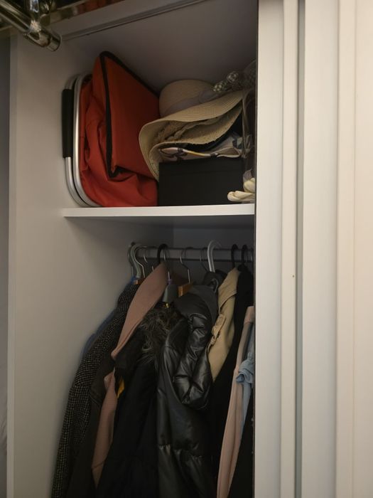 Szafa przesuwna 100 cm biała z drążkiem i półką