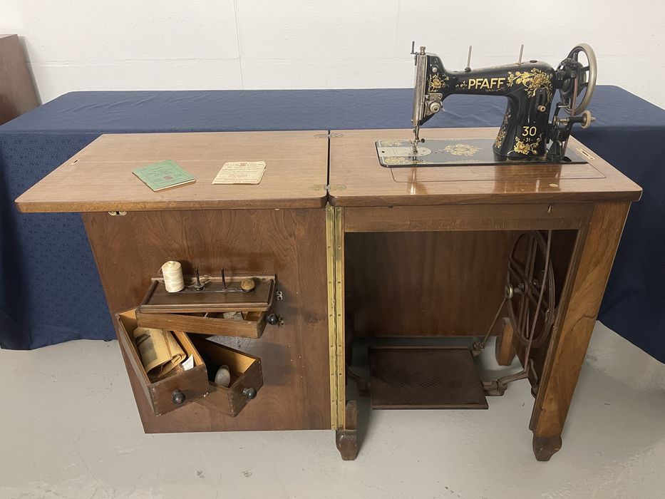 Máquina de costura PFAFF de pedal com móvel original – séc. XX