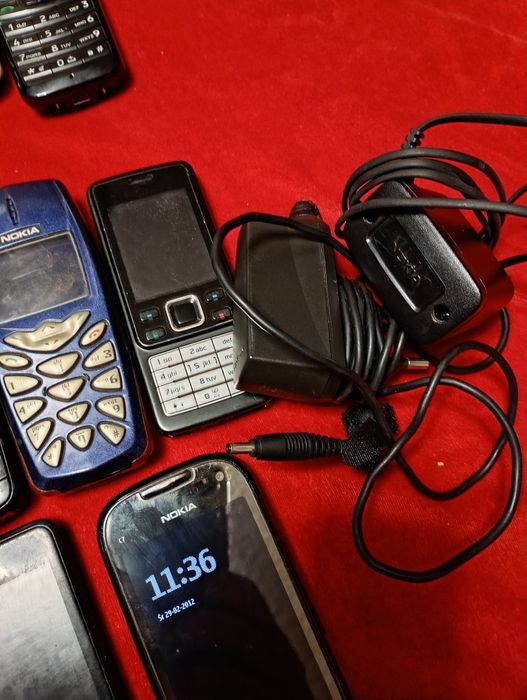 Telefony z ładowarkami sprawne i uszkodzone