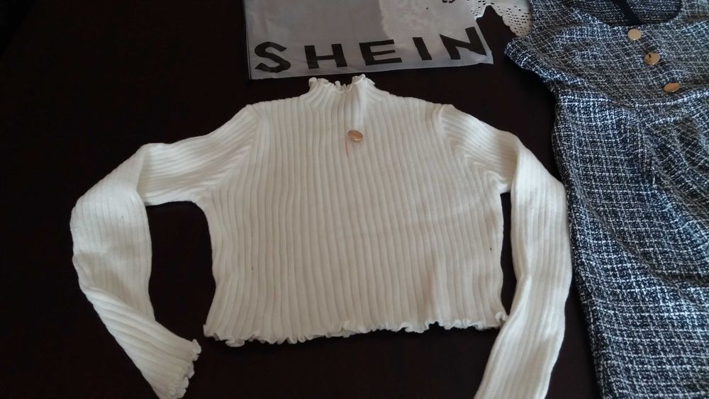 Blusa e saia com alças