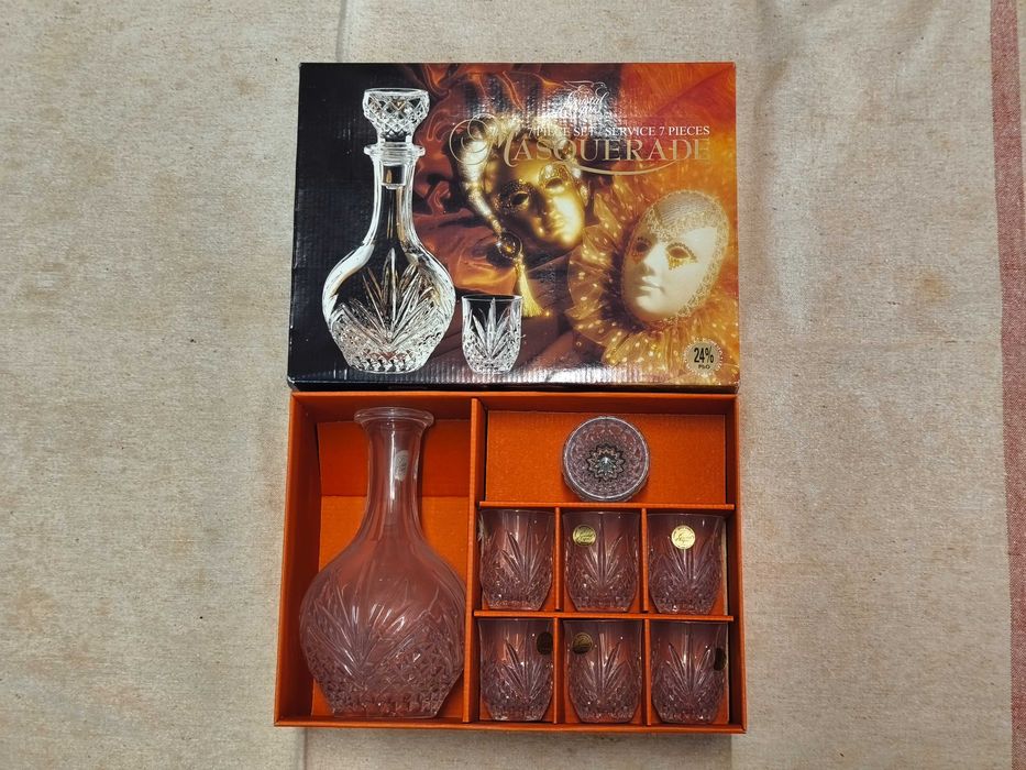 Garrafa e copos de licor