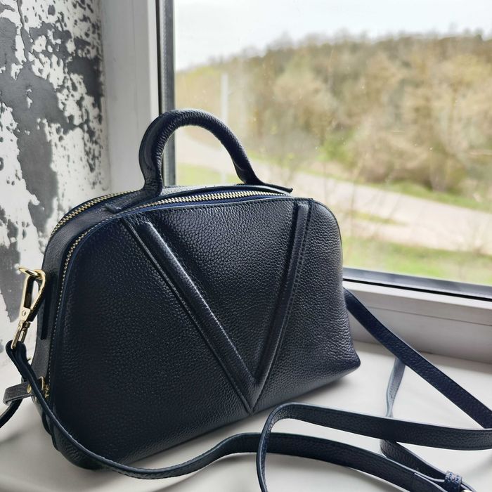 Шкіряна сумка колір темно-синій.