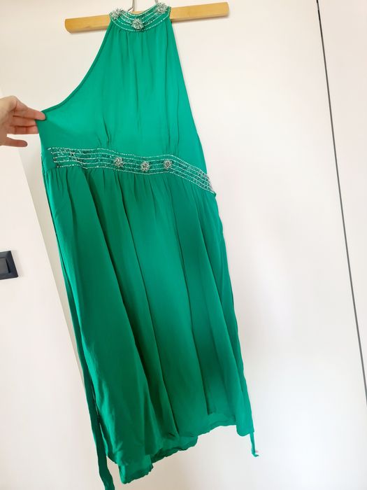 Sukienka midi z dekoltem halter koraliki odkryte plecy