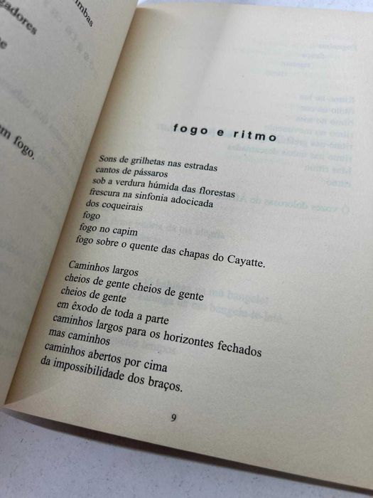 Livro - Poemas (Agostinho Neto) (ctt editorial grátis)