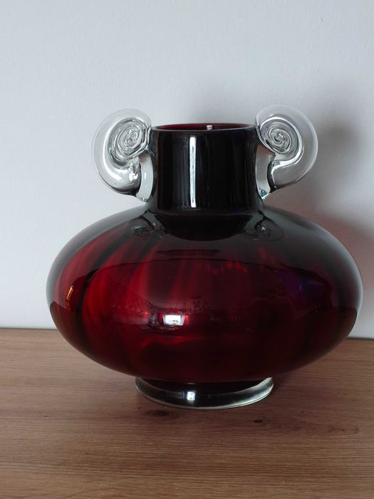 Wazon Tarnowiec szkło rubinowy kolor jaś ze ślimaczkami