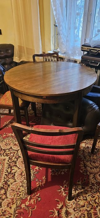 Drewniany stół z krzesłami