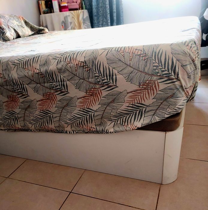 Cama em bom estado tem sumier novo só tem um defeito no platecse tem uma amolgadela foi mesmo de fábrica
