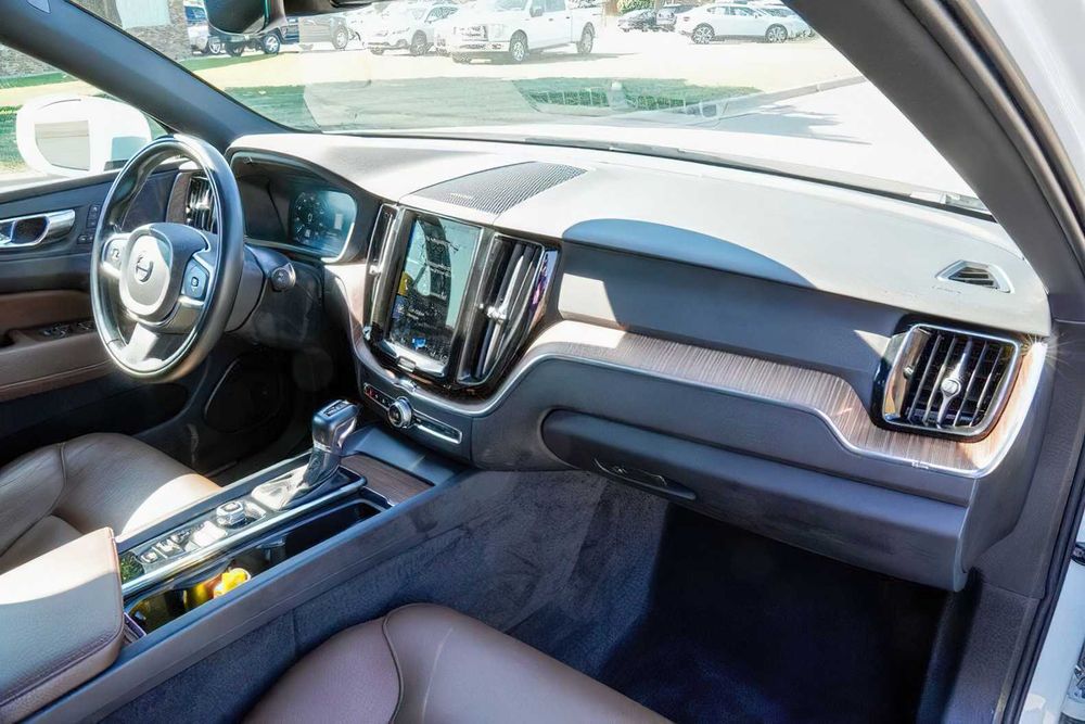 Volvo XC60 B5 Momentum      2022