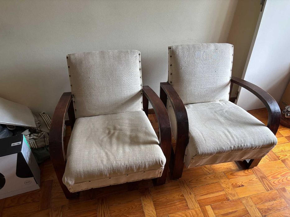 Poltronas e sofá antigos em madeira maciça