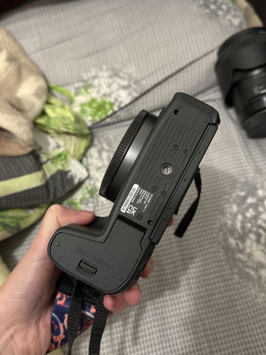Продам камеру (фотоапарат) canon R8 повнокадровий