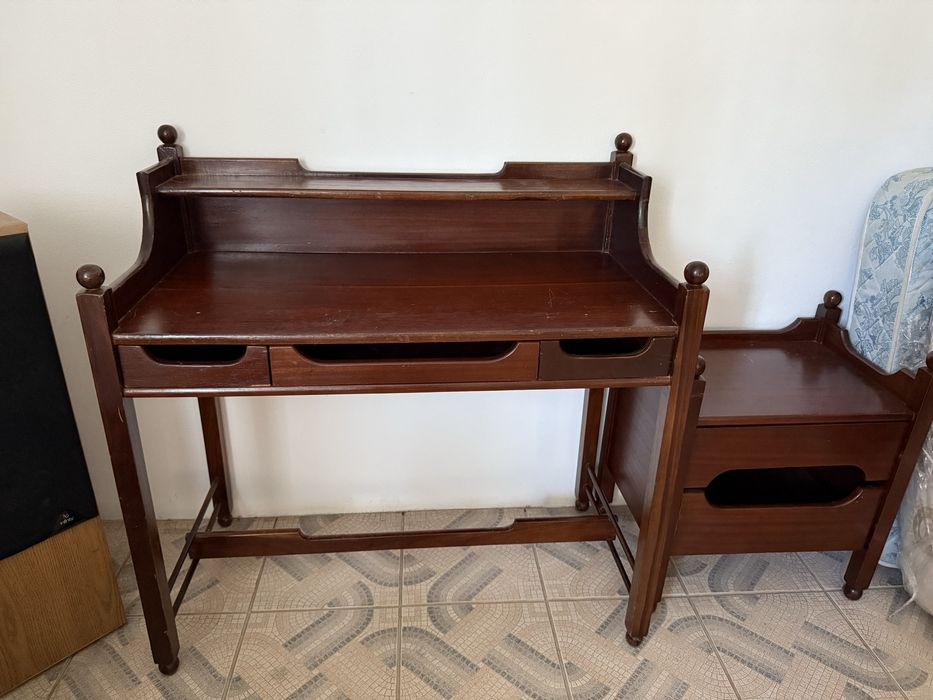 Vendo cama mais escrivaninha mais mesa de cabeceira