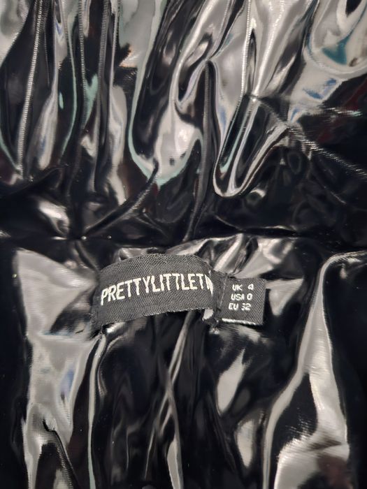 Czarna błyszcząca lakierowana kurtka prettylittlething xxs 32
