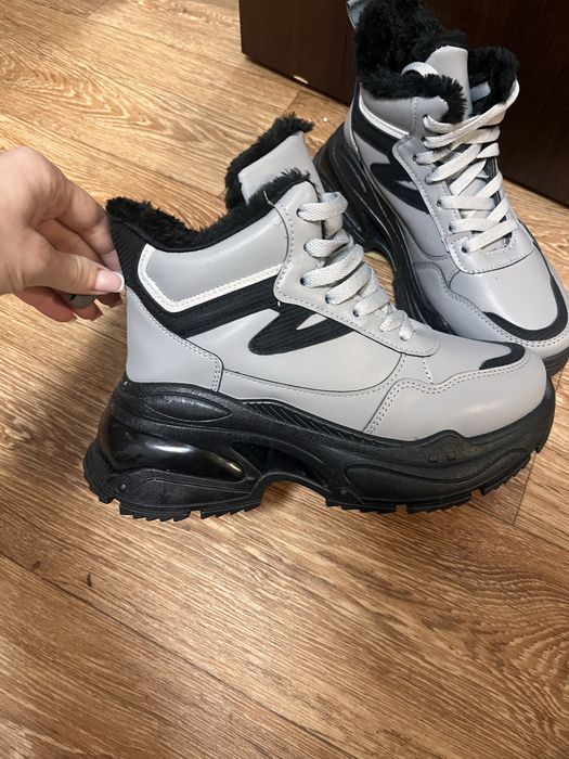 Зимові кросівки нові