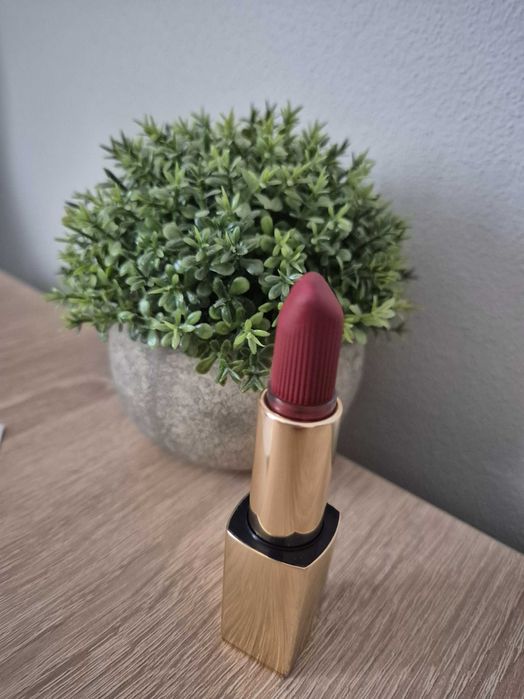 Szminka pomadka do ust Estée Lauder Dark Desire 689