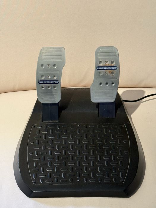 Thrustmaster: Base Volante T300 + 2 Volantes + Pedais