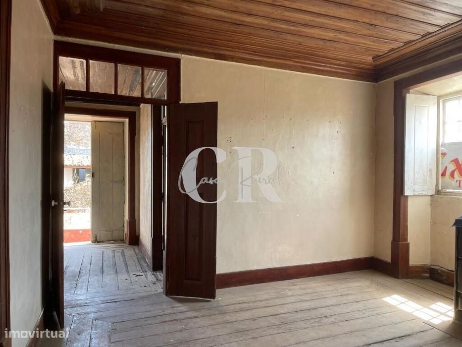Moradia T2 geminada para renovação, com anexos e terreno, perto da Lou