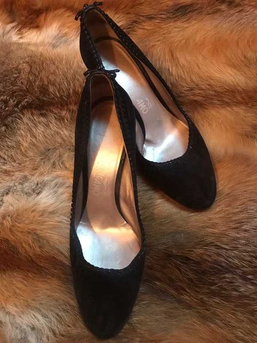 Eleganckie zamszowe czarne szpilki