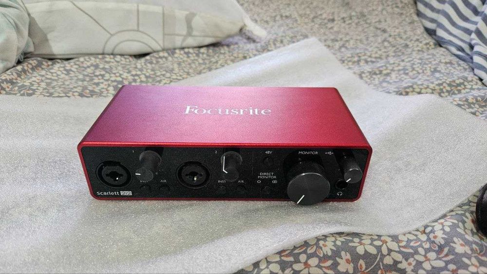 Focusrite Scarlett 2i2 3rd Gen + Micro + Headphones + cabo