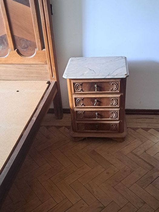 Mobília de quarto em madeira maciça de Nogueira